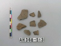 藏品(灰黑色夾砂陶片碎片)的圖片